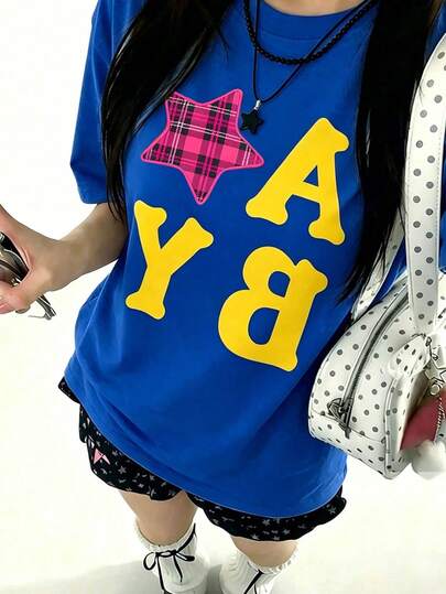 レディース Y2K スタイル カジュアル ブルー Tシャツ、大胆な黄色の文字とチェック柄の星パッチ付き、ドロップショルダーのショートスリーブ、ラウンドネック、やや伸縮性のあるニット生地