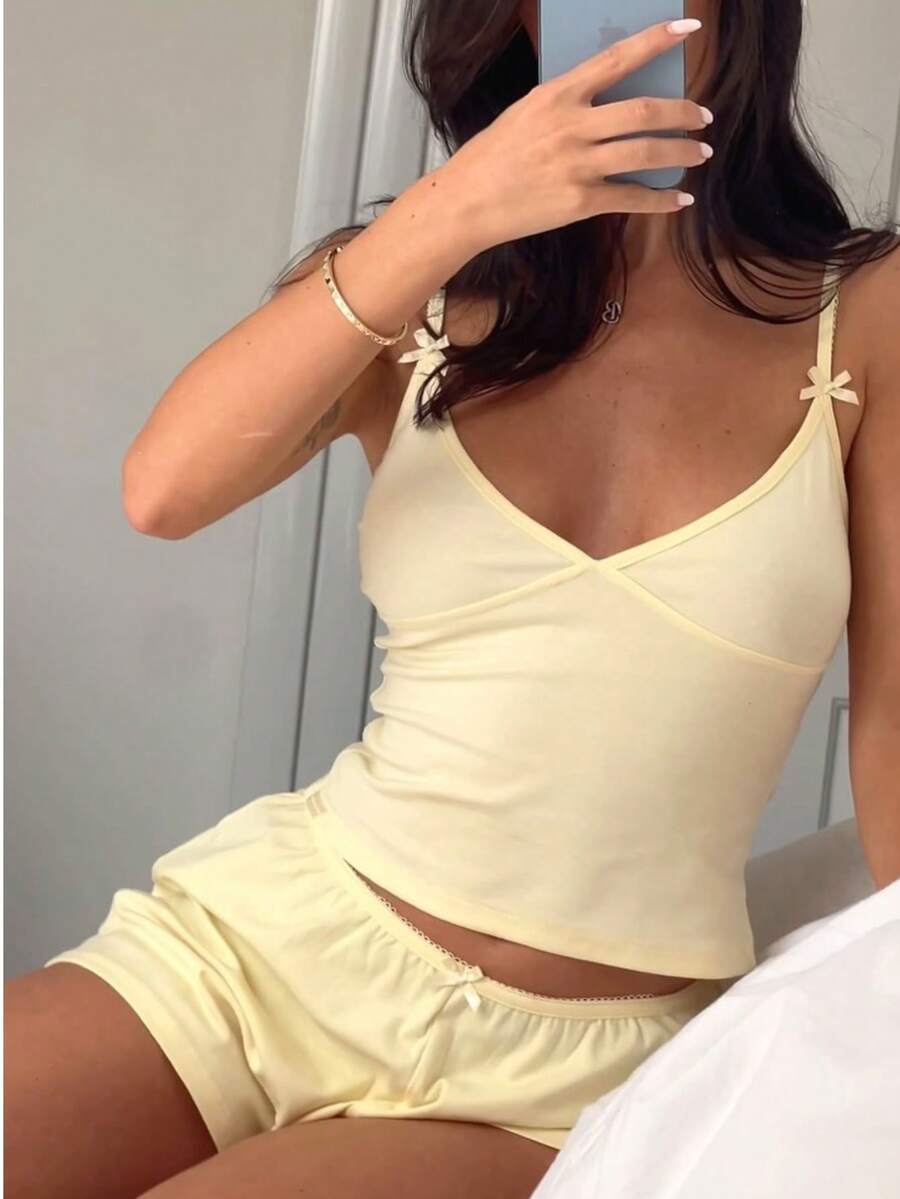 女款兩件式Y2K性感休閒V領甜美吊帶上衣與高腰短褲套裝,適合夏季居家日常休閒穿著 - 黃色 - 查看 1