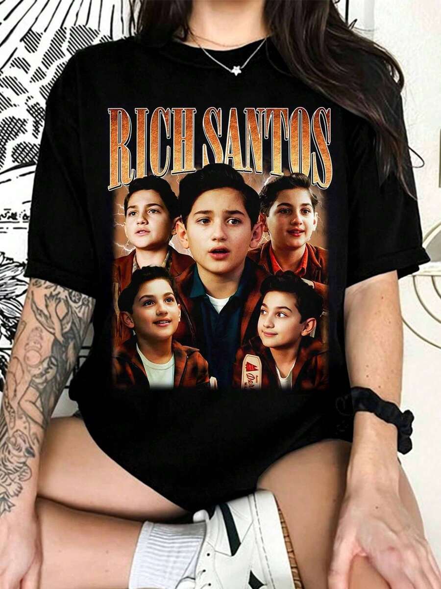 Camiseta retro vintage con estampado gráfico de Rich Santos y cinco niños, con degradado naranja. - Negro - Ver 1