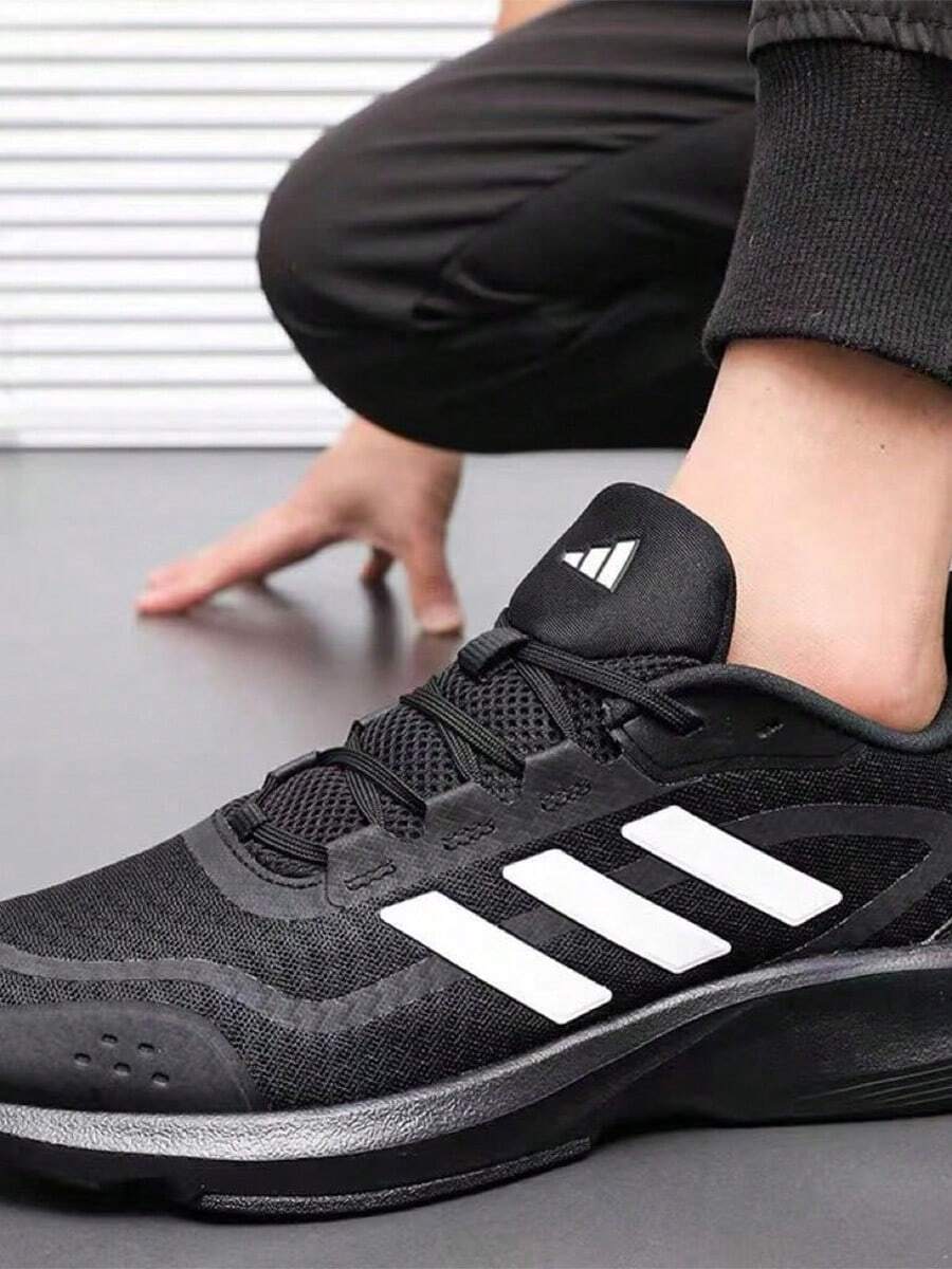 Adidas 阿迪達斯男鞋一年四季可穿運動鞋男士跑步鞋新款厚網輕便避震休閒鞋 - 純黑色 - 查看 1
