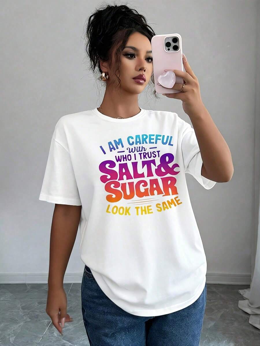 Camiseta de manga corta con cuello redondo para mujer, con estampado gráfico de letras y frases divertidas en degradado de sal y azúcar, estilo sarcástico, informal, básica para uso diario. - Blanco - Ver 1