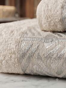 Jogo de Toalhas de Banho 3 Peças Jacquard Premium (1 Banho + 1 Rosto + 1 Tapete) - Modelo Berlim Alta absorção Toque Macio Tecido 100% Algodão - Branco - Visão 3