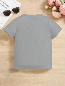 Camiseta de George Washington para niños - Estilo divertido de dibujos animados, que muestra a Washington con un sombrero tricornio azul, vestido con traje militar azul, sosteniendo un gran - Blanco - Ver 11