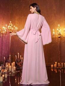 UNITHORSE Vestido-Bata de Lujo para Mujer con Cuello Alto, Mangas con Volantes, Encaje, Satén y Abertura Alta en Rosa - Rosa - Ver 2