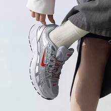 Nike 大童中性舒適透氣新款運動鞋 P-6000 厚底運動鞋 慢跑鞋 - 銀灰色/紅色 - 查看 5
