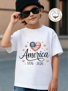 Camiseta que celebra el 250º aniversario de los Estados Unidos, con la bandera estadounidense y estrellas doradas, con un tema patriótico en rojo, blanco y azul.Presenta la palabra "América" - Blanco - Ver 1