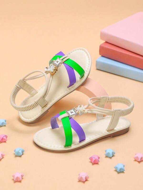 1 đôi sandal bệt trẻ em mùa hè mới màu be, phối màu xanh & tím, quai chéo, khóa bướm 3D vintage, xỏ chân co giãn, thời trang đa năng, phối màu vàng & trắng, khóa vuông phong cách Bohemian, phù hợp đi du lịch, đi biển, mua sắm và phối đồ