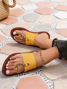 1 Pair Eye-Catching Summer Yellow & Brown Colorblock Metal Buckle Slippers, Flat Toe-Post Sandals, Open Toe Flat Slides, Summer Beach Slippers - Yellow - View 5