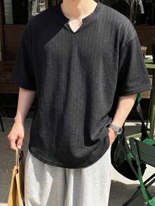 1件男士黑色直條紋紋理V領短袖T恤，針織面料舒適耐起球，韓系極簡寬鬆風格，休閒通勤夏季穿搭 - 黑色 - 查看 10