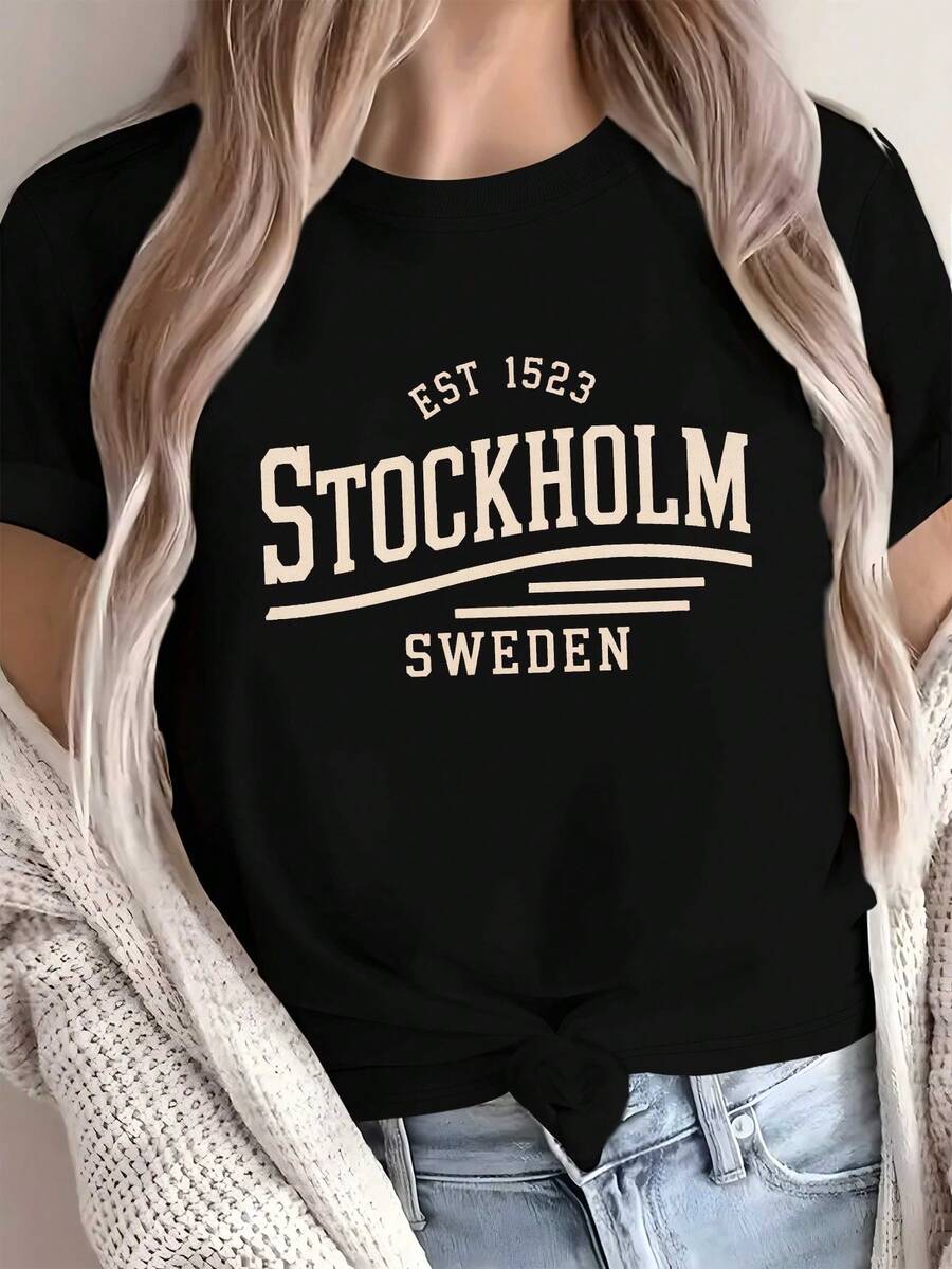 Women's Printed Pure Cotton T-Shirt, Featuring Traditional Swedish Stockholm Pride - Blue Swedish Flag Design With The Inscription EST 1520, Pure Swedish Logo, Clothing - 黑色 - 查看 1