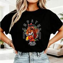 Estampado de leopardo con flores tropicales, Camiseta gráfica negra, cuello redondo y mangas cortas para mujeres, estilo casual y moderno, ideal para el verano y días relajados. - Negro - Ver 1