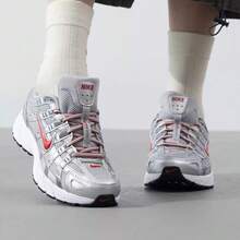Nike 兒童中性款舒適透氣新風格厚底運動鞋跑步鞋 - 銀灰色/紅色 - 查看 2