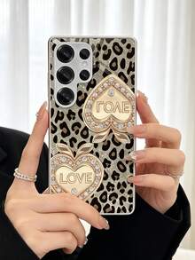 Cette coque de téléphone argentée métallisée arbore un motif léopard en forme de cœur et est compatible avec les modèles Samsung S26 Ultra, S26, S25, S24, S23, S22, S21, A56, A16, A54 et A14. Fabriquée en verre trempé de haute qualité, cette coque élégante est idéale pour la Coupe du Monde, la fête nationale américaine et les fêtes de fin d'année, et constitue un cadeau parfait pour vos amis, votre famille et vos proches ! - Argent - Voir 4