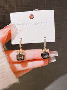 1 Pasang Anting Pita Sederhana dan Menawan yang Cocok untuk Wanita Saat Bepergian Sehari-hari - Grey - View 3
