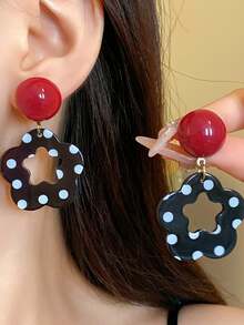 1 par de pendientes de clip redondos de resina acrílica roja hueca con diseño floral y lunares, estilo europeo y americano, moda personalizada, dulce y elegante, joyería de oreja sin perforación para mujeres y niñas, accesorio para viajes, bodas, fiestas, regalo de cumpleaños y Navidad 2026 - Rojo - Ver 5