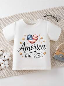 Camiseta que celebra el 250º aniversario de los Estados Unidos, con la bandera estadounidense y estrellas doradas, con un tema patriótico en rojo, blanco y azul.Presenta la palabra "América" - Blanco - Ver 2