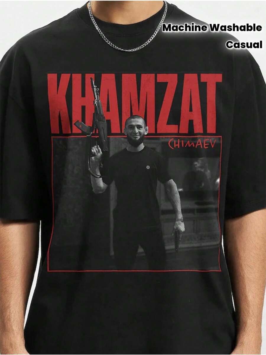 Camiseta Gráfica de MMA Khamzat Chimaev de los 90s, Edición Limitada - Negra con Estampado Rojo, Camiseta Casual para Hombres y Mujeres, Corte Regular, Manga Corta, Lavable a Máquina - Negro - Ver 1