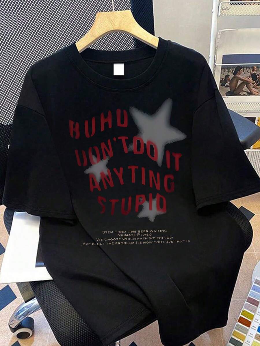 字母與星星印花圓領圖案T恤,大尺碼女款休閒夏季上衣,時尚袖口印花短袖黑色 - 黑色 - 查看 1