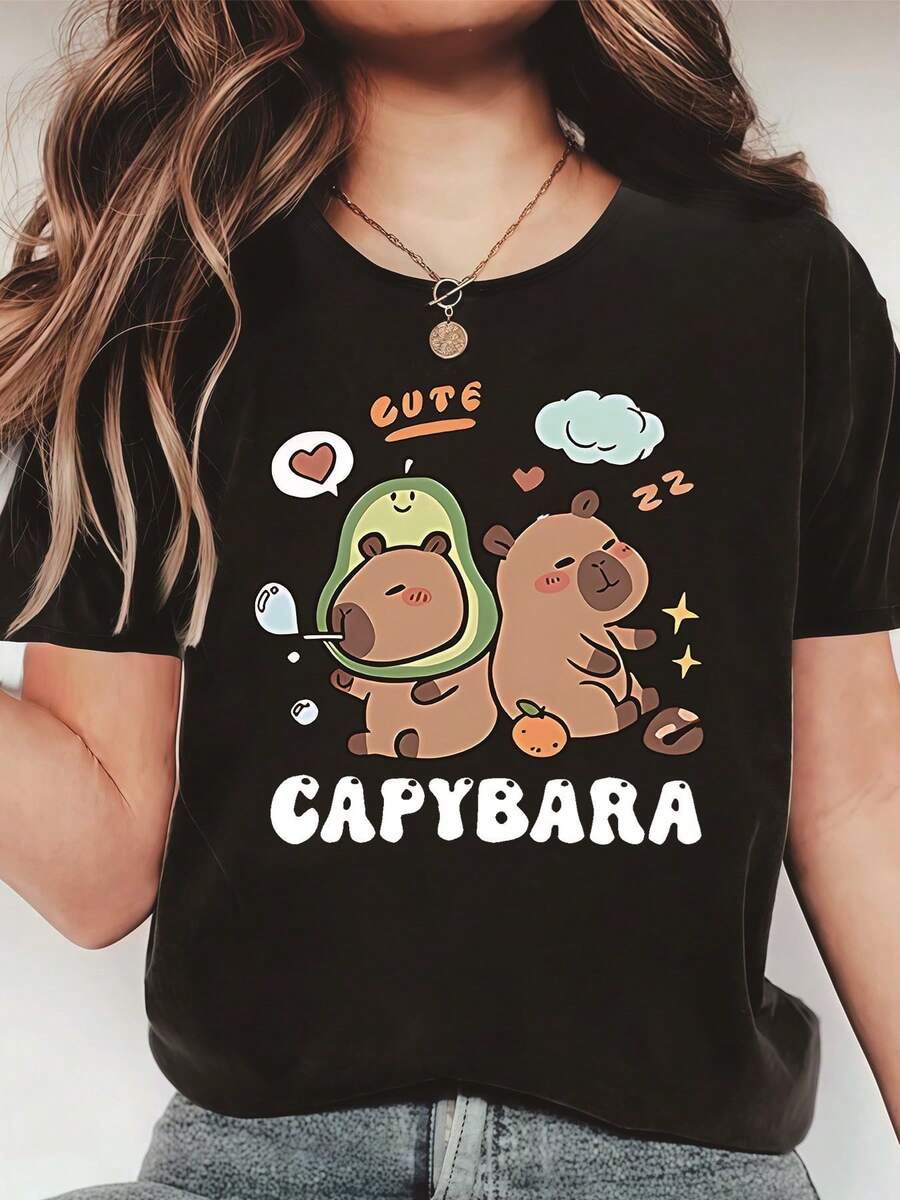 Ideal para ocasiones informales: Camiseta con estampado de capibara - presenta un lindo diseño de capibara con las palabras "CUTE" y "CAPYBARA" impresas, de manga corta, cuello redondo, elas - Negro - Ver 1