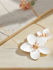 1 Elegant French Retro Flower Pendant Necklace Collarbone Chain For Kids - Gold - View 3
