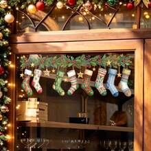 1 pieza Pegatina de ventana con temática navideña que presenta calcetines navideños, ramas de pino, bayas rojas y estrellas; una calcomanía decorativa autoadhesiva con un hermoso patrón, adecuada para superficies lisas como ventanas de tiendas y vidrio interior-Feliz Navidad. - Ver 6