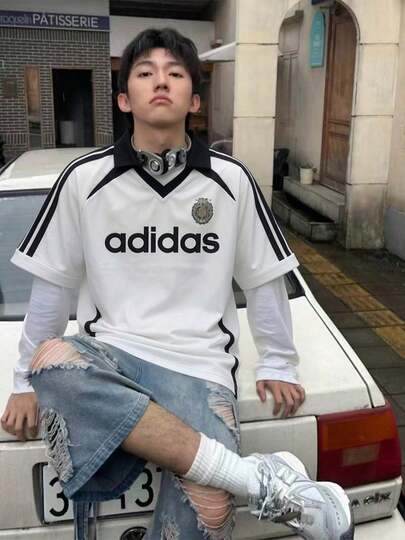 Polo Adidas de manga corta con cuello y bloques de color para hombre, una prenda cómoda e informal, ideal para deportistas.
