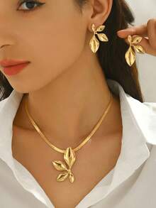 2pcs/Set Women's Jewelry Set, Fashion Minimalist Elegant Metal Leaf Stud Earrings And Snakeskin Chain Necklace, Luxury Vintage Style, Suitable For Spring/Summer/Autumn/Winter, Daily Wear, Party, Gathering, Middle Eastern Style, Wedding Season, Holiday Gift For Best Friend/Girlfriend - Golden - View 2