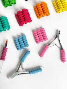 1 Paio di Forbici per Cuticole, Pennello per Pittura, Spazzola per Unghie, Copertura Protettiva Antiscivolo, Copertura per Manico Forbici per Cuticole Assorbente del Sudore Antiscivolo, Copertura Spugna per Pennello, Copertura Antiscivolo, Strumento Ausiliario per arte di unghie - Multicolore - Visualizzare 4