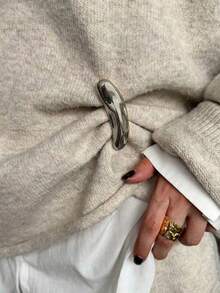 Broche asymétrique en métal brillant minimaliste, exclusive pour femmes, accessoire de mode haut de gamme, convient pour décorer les robes et les manteaux, broche ovale asymétrique de style métal simple, accessoire premium polyvalent de niche pour femmes - Multicolore - Voir 1