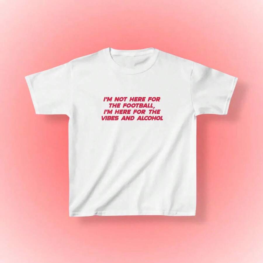 I'm Not Here For The Football Baby Tee Y2K / 90s Style, 2000s, Cropped Tee, 00s Fashion, 2024 Euros, Football Fan T-Shirt Cute White Summer T-Shirt, Apparel, Casual Clothing, T-Shirts - 白色 - 查看 1