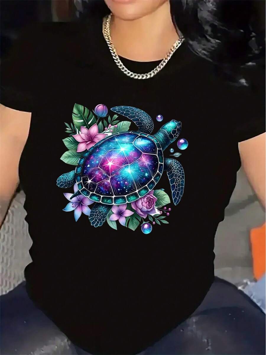 Camiseta de manga corta con diseño de tortuga galáctica y flores |   Ligero y duradero, perfecto para uso casual, en casa, actividades al aire libre, ajuste cómodo, colores vibrantes - Negro - Ver 1