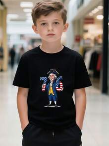 Camiseta de George Washington para niños - Estilo divertido de dibujos animados, que muestra a Washington con un sombrero tricornio azul, vestido con traje militar azul, sosteniendo un gran - Blanco - Ver 7