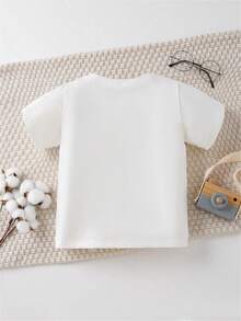 Camiseta que celebra el 250º aniversario de los Estados Unidos, con la bandera estadounidense y estrellas doradas, con un tema patriótico en rojo, blanco y azul.Presenta la palabra "América" - Blanco - Ver 3