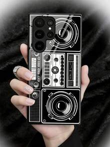 Esta Capa de Telefone de Vidro com Padrão de Rádio Vintage de Alta Definição apresenta um design luxuoso, compatível com Galaxy S26 Ultra, S26, S25, S24, S23, S22, S21, A56, A16 e A54, bem como 10 Pro, 9, 8 e 7. O estilo minimalista Y2K se funde com um design único, moda de alta qualidade, tornando-o um presente de feriado ideal para amigos, família e entes queridos. - Preto - Visão 5