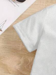 Camiseta de George Washington para niños - Estilo divertido de dibujos animados, que muestra a Washington con un sombrero tricornio azul, vestido con traje militar azul, sosteniendo un gran - Blanco - Ver 3