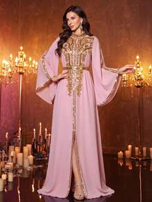 UNITHORSE Vestido-Bata de Lujo para Mujer con Cuello Alto, Mangas con Volantes, Encaje, Satén y Abertura Alta en Rosa - Rosa - Ver 1