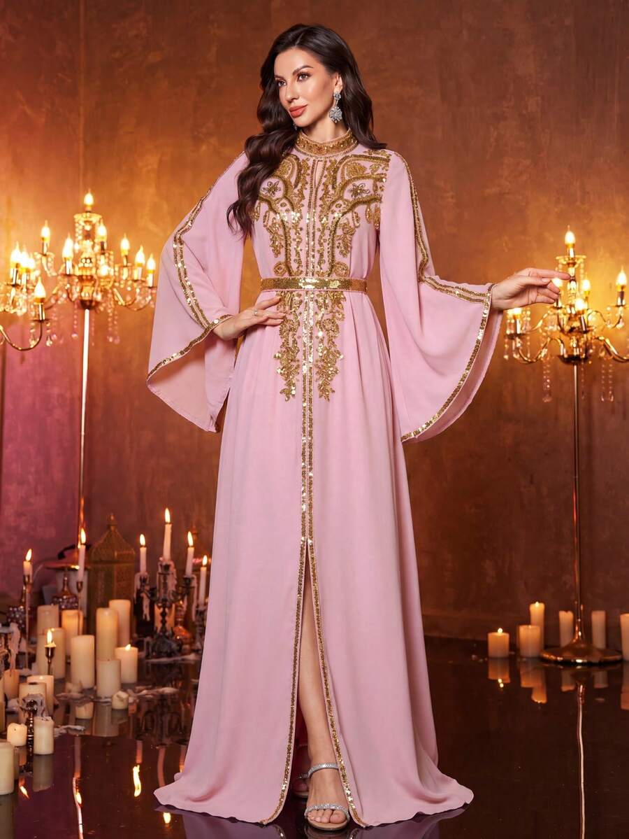 UNITHORSE Vestido-Bata de Lujo para Mujer con Cuello Alto, Mangas con Volantes, Encaje, Satén y Abertura Alta en Rosa - Rosa - Ver 1