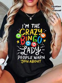 La imagen de la loca de bingo destaca la diversión de la comunicación de texto y la identidad personal. Esta elegante camiseta casual estampada para mujer con cuello redondo dice: 'SOY LA - Negro - Ver 2
