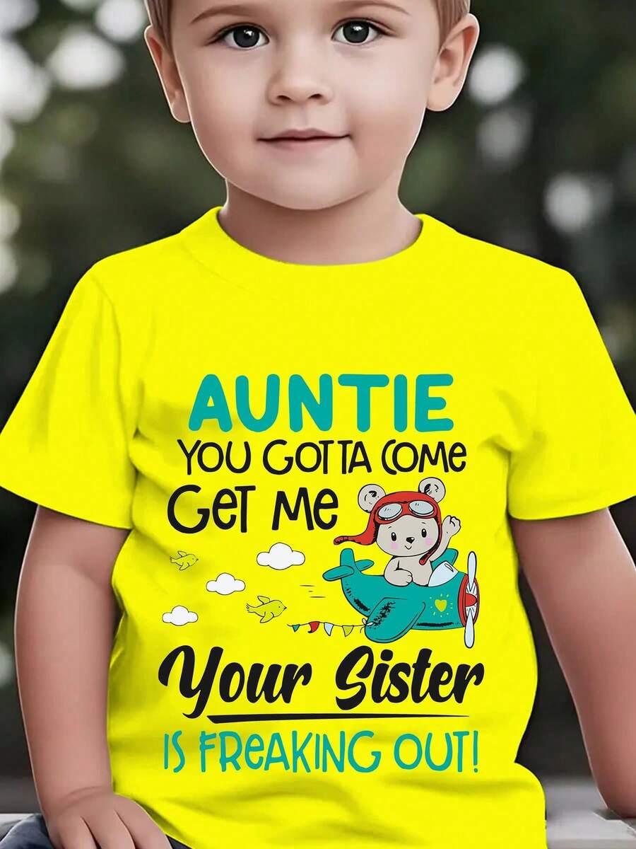 Camiseta de manga corta de moda de verano para niños con el estampado "¡TÍTITA, TIENES QUE VENIR! ¡Tu hermana está enloqueciendo!" que presenta un oso con equipo de vuelo volando un avión, n - Burdeos - Ver 1