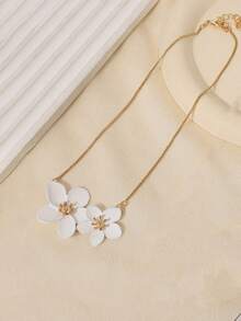 1 Elegant French Retro Flower Pendant Necklace Collarbone Chain For Kids - Gold - View 4