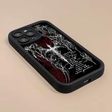 Fundaparateléfonocondiseñoabstractoquepresentaintrincadospatronesgóticosenblancoyrojoconelementosdetexto;compatibleconSamsung,iPhone17,iPhone16ProMax,iPhone15ProMax,iPhone13yiPhone12;fabricadaenTPUparaunaprotecciónapruebadegolpesycaídas.Unaopciónperfectaparaquienesaprecianelarteyelestiloúnicos. - Negro - Ver 5