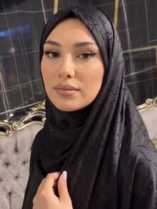 قطعة واحدة وشاح طويل ساتان ملون عالي الجودة بنمط هندسي غير متماثل وبلمعات، مناسب للاستخدام اليومي كوشاح رأس للنساء لحجاب العباية - الأسود - مشاهدة 10
