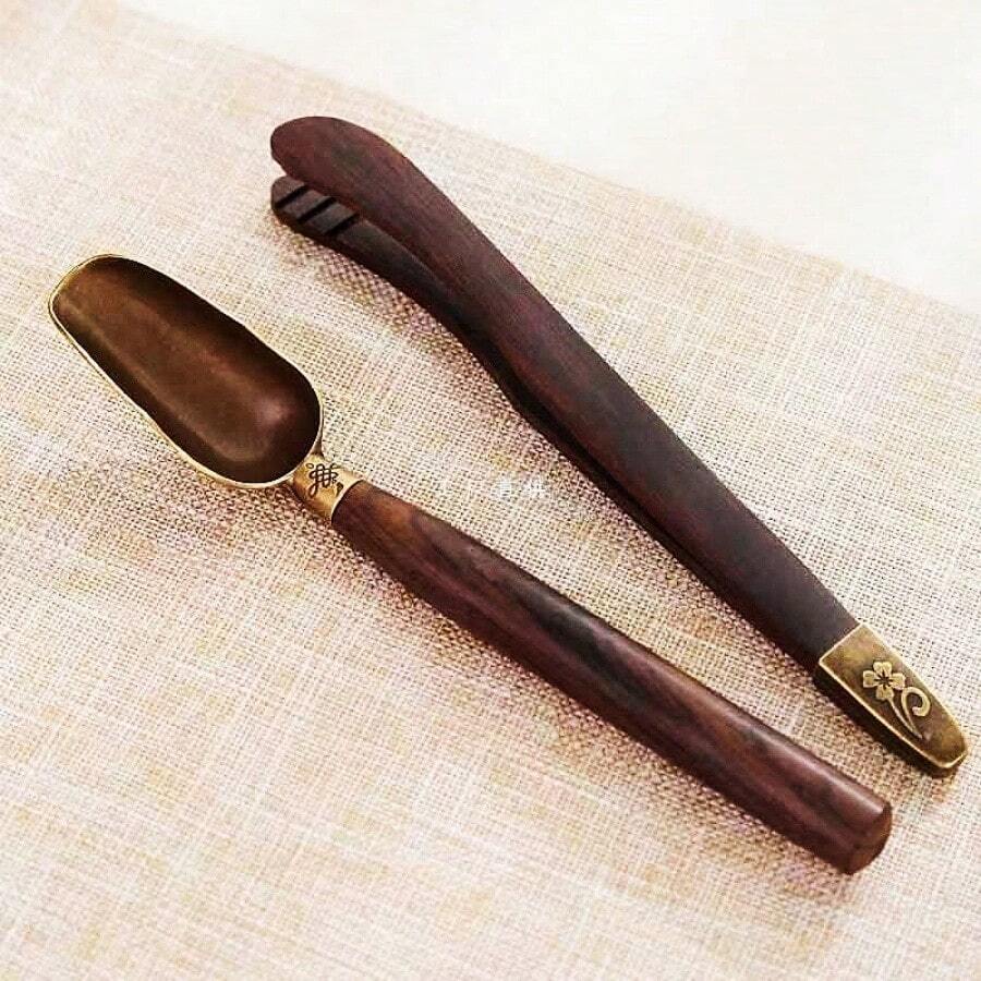 2 قطعة من إكسسوارات طقم شاي كونغ فو عتيق، مشبك شاي خشبي، ملقط غير قابل للانزلاق، ملعقة شاي، كوب شاي، مشبك أوراق الشاي، أداة التقاط الشاي، طقم شاي كونغ فو، ملعقة شاي أساسية للمنزل، هدية عيد الهالوين والكريسماس لعشاق الشاي - مشاهدة 1
