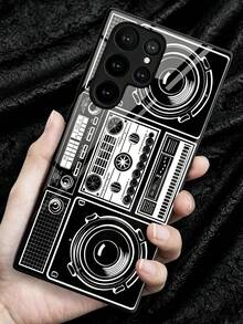 Esta Capa de Telefone de Vidro com Padrão de Rádio Vintage de Alta Definição apresenta um design luxuoso, compatível com Galaxy S26 Ultra, S26, S25, S24, S23, S22, S21, A56, A16 e A54, bem como 10 Pro, 9, 8 e 7. O estilo minimalista Y2K se funde com um design único, moda de alta qualidade, tornando-o um presente de feriado ideal para amigos, família e entes queridos. - Preto - Visão 1