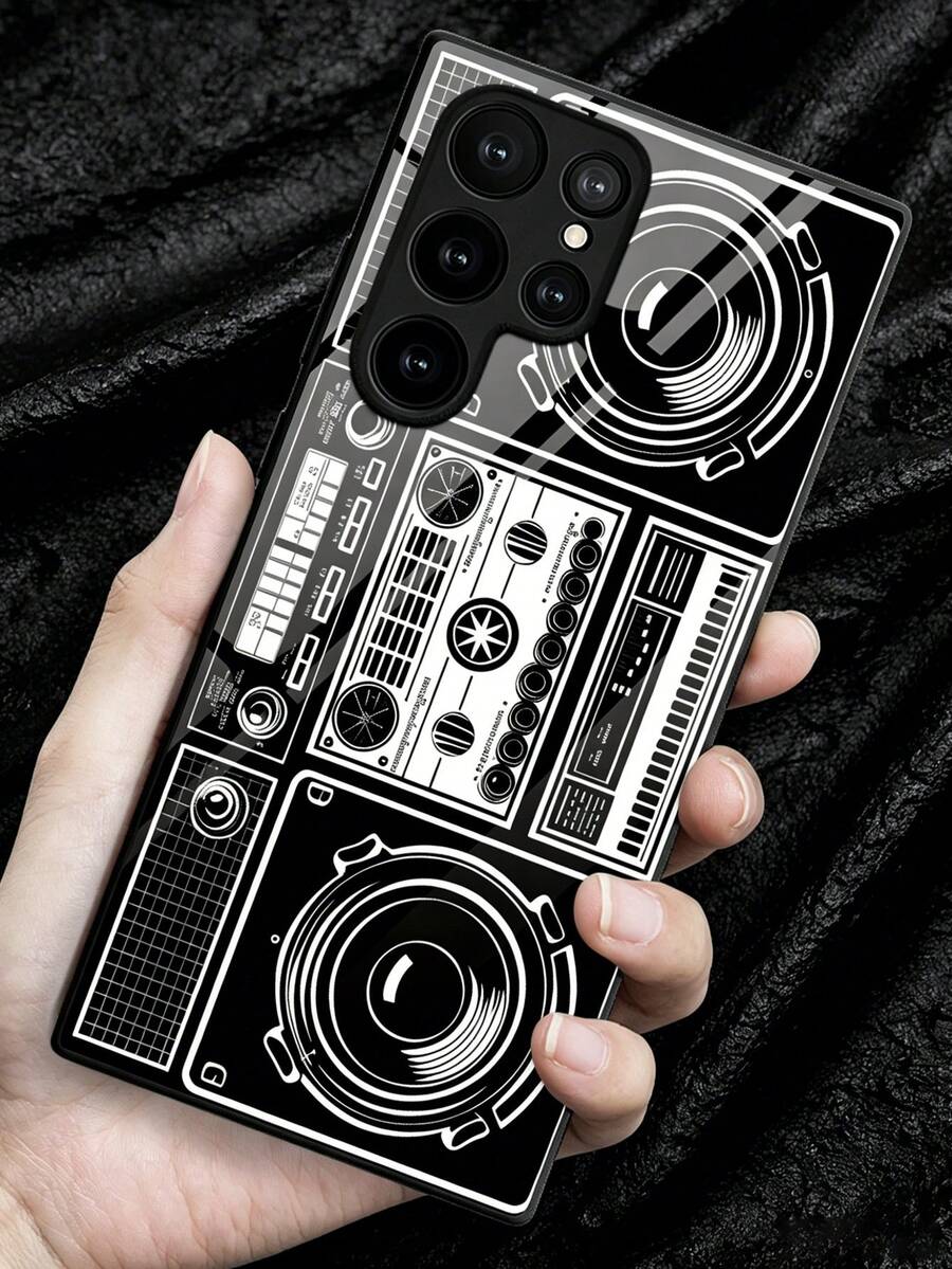 Esta Capa de Telefone de Vidro com Padrão de Rádio Vintage de Alta Definição apresenta um design luxuoso, compatível com Galaxy S26 Ultra, S26, S25, S24, S23, S22, S21, A56, A16 e A54, bem como 10 Pro, 9, 8 e 7. O estilo minimalista Y2K se funde com um design único, moda de alta qualidade, tornando-o um presente de feriado ideal para amigos, família e entes queridos. - Preto - Visão 1