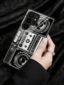 Esta Capa de Telefone de Vidro com Padrão de Rádio Vintage de Alta Definição apresenta um design luxuoso, compatível com Galaxy S26 Ultra, S26, S25, S24, S23, S22, S21, A56, A16 e A54, bem como 10 Pro, 9, 8 e 7. O estilo minimalista Y2K se funde com um design único, moda de alta qualidade, tornando-o um presente de feriado ideal para amigos, família e entes queridos. - Preto - Visão 4
