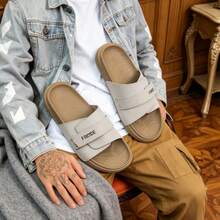 Pantuflas ajustables con cierre de gancho y bucle, transpirables, amortiguadoras, suaves y cómodas para hombres y mujeres, adecuadas para uso diario y juego en verano. - Gris blanquecino puro - Ver 2