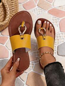 1 Pair Eye-Catching Summer Yellow & Brown Colorblock Metal Buckle Slippers, Flat Toe-Post Sandals, Open Toe Flat Slides, Summer Beach Slippers - Yellow - View 3