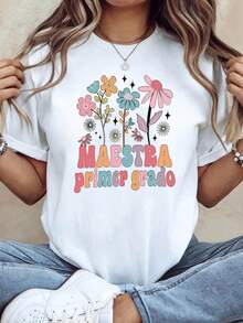Ideal For Casual Occasions, This Women's T-Shirt Features A Spanish-Style Floral Print And The Phrase "MAESTRA First Grade" (Teacher First Grade). It's A Top Perfect For Teachers During The Back-To-School Season, Offering A Fresh And Relaxed Style. - 白色 - 查看 1