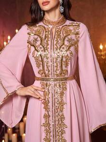 UNITHORSE Vestido-Bata de Lujo para Mujer con Cuello Alto, Mangas con Volantes, Encaje, Satén y Abertura Alta en Rosa - Rosa - Ver 3